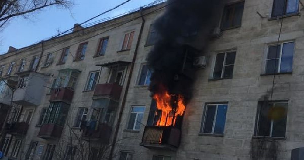 La un pas de a fi arși de vii. Doi bătrâni au fost salvați dintr-un incendiu care le-a cuprins apartamentul